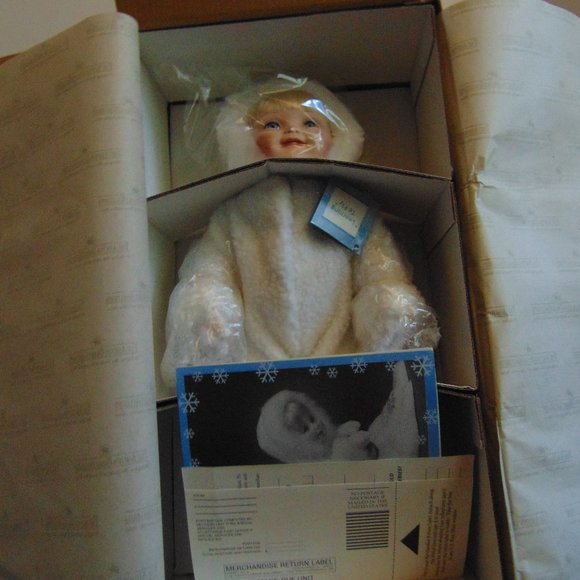 Learning to Fly - Snow Babies Doll - Ashton Drake Series - Picture 4 of 8
